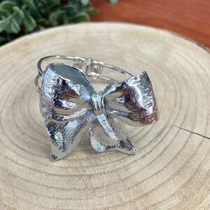 Super cute bow bracelet silver tone   J8